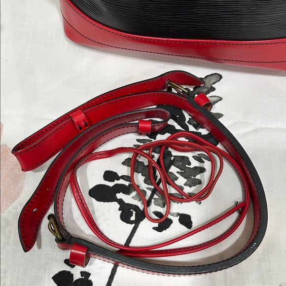 Huge price drop ⬇️ Louis Vuitton Noe Black & Red Bucket Bag - Picture 3 of 16